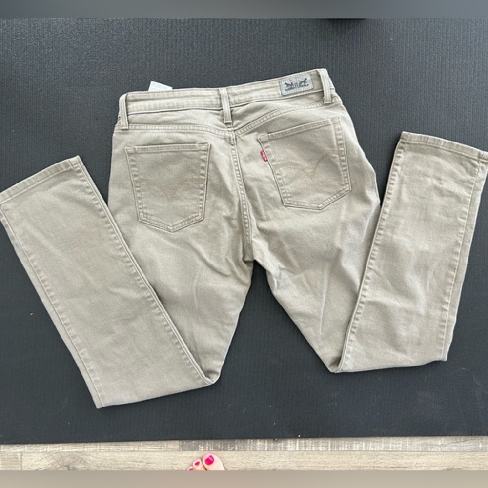 Levi's Women's Beige Mid-Rise  Jeans 30 Waist, 32 Length, Size 10